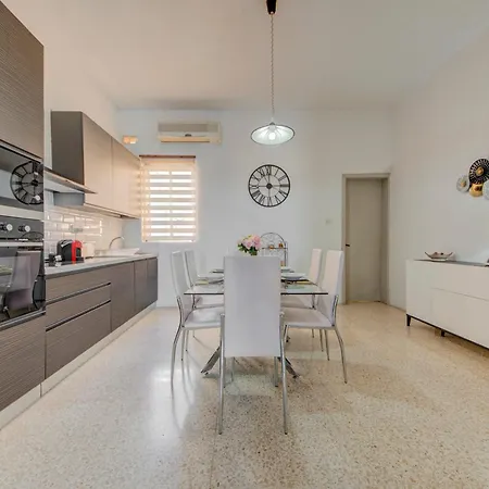 Seaview Promenade Maisonette 3br 2ba * St. Paul's Bay